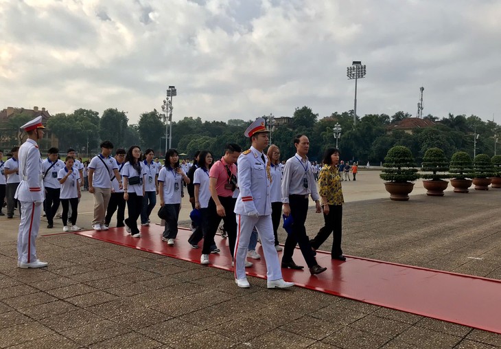 Trại hè Việt Nam 2024: Kiều bào trẻ xúc động viếng Lăng Chủ tịch Hồ Chí Minh và trải nghiệm làm gốm Bát Tràng